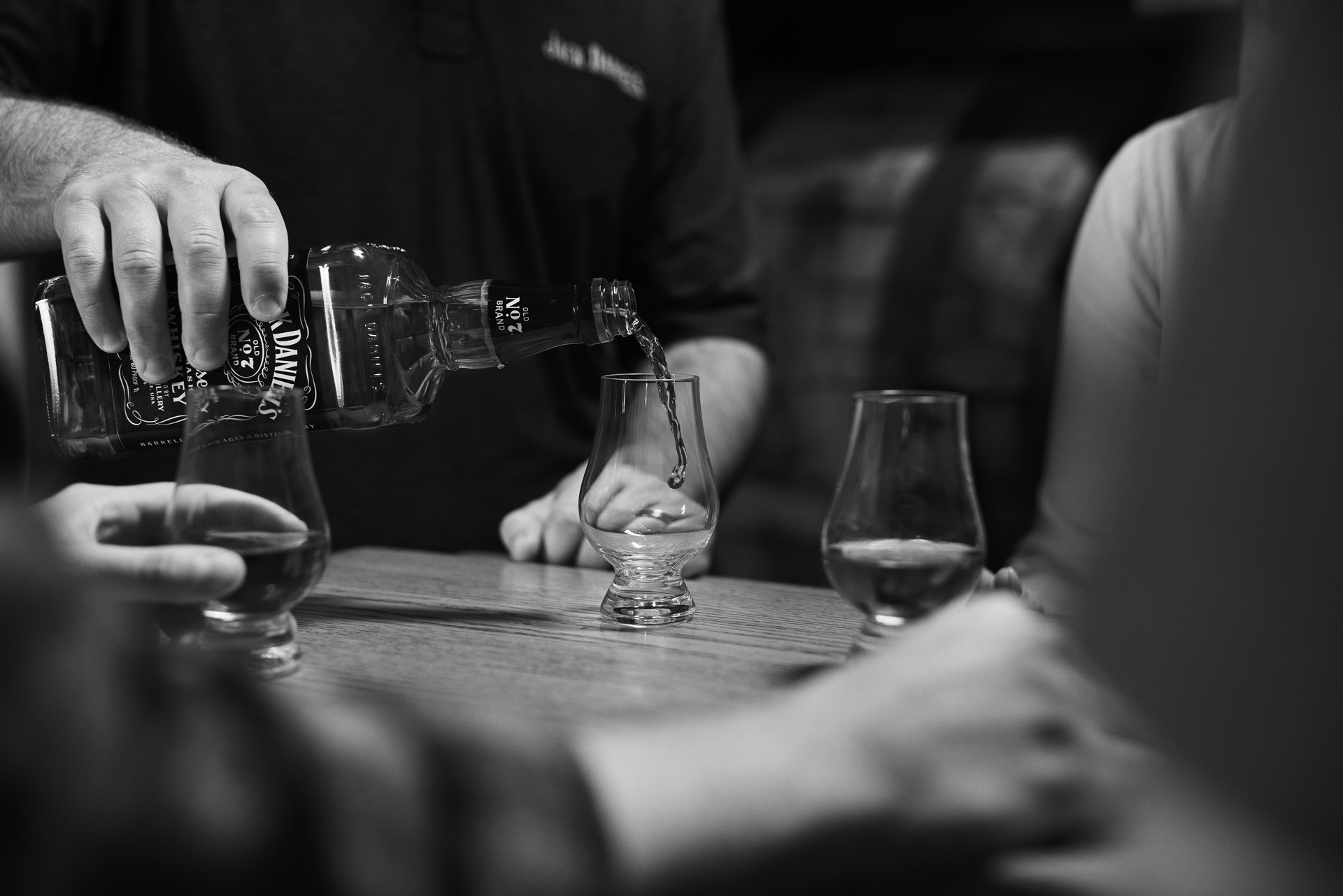 Bartender sirviendo Jack Daniel's Old No. 7 en una copa de cata